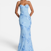 Langes Kleid mit Spaghettiträgern und Stickereien in Blau