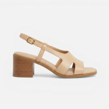 Sandaletten mit Blockabsatz und Riemen in Beige