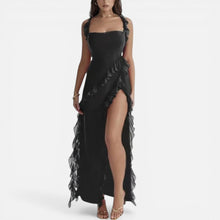Maxikleid mit Rüschen und Beinschlitz in Schwarz