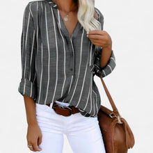 Gestreifte Bluse mit Knopfleiste und V-Ausschnitt in Grau