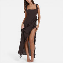 Maxikleid mit Rüschen und Beinschlitz in Braun