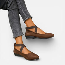 Orthopädische Damen Ballerinas mit Kreuzriemen und Keilsohle in Braun