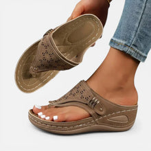 Orthopädische Zehentrenner Sandalen Keilsohle Cut Out Muster Schlupfschuh in Braun