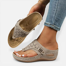 Orthopädische Zehentrenner Sandalen Keilsohle Cut Out Muster Schlupfschuh in Grau
