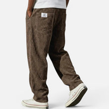 Herren Cordhose mit weitem Schnitt und elastischem Bund in Braun