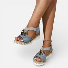 Orthopädische Damen Sandalen mit Keilsohle und Zierdetail in Blau