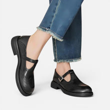 Orthopädische Mary Jane Schuhe mit Riemen und Lochmuster in Schwarz