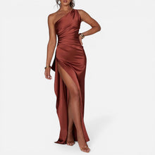 Maxikleid mit One Shoulder Design und hohem Schlitz in Braun