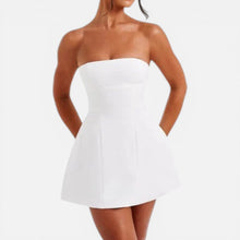Bandeau Minikleid mit ausgestelltem Rock in Weiß