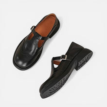 Damen Halbschuhe mit Riemen und Lochmuster in Schwarz