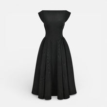 Midikleid mit offenem Rücken und ausgestelltem Rock in Schwarz