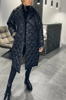 Kendall | Eleganter, figurschmeichelnder Wintermantel – Warm ohne aufzutragen, mit Leopard-Futter in Schwarz