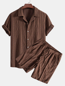 Geometrisches Jacquard-Kubanisches Hemd mit Ösen & strukturierte Shorts mit Futter in Kaffee