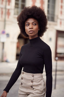 Figurbetontes Longsleeve mit Schmuckknöpfen in Schwarz