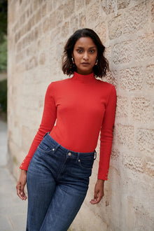 Figurbetontes Longsleeve mit Schmuckknöpfen in Rot