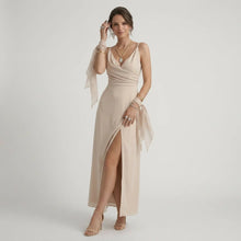 Knöchellanges Trägerkleid mit Wasserfallausschnitt und taillierter Passform in Beige