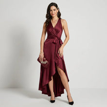 Maxi Wickelkleid mit Vokuhila Schnitt und Bindegürtel aus Satin in Dunkelrot