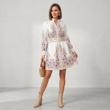 Midikleid in A-Linie mit Langarm und Paisley Muster im Stehkragen-Stil in Weiß