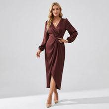 Langarm Wickelkleid mit V-Ausschnitt aus Satin in Midi Länge in Dunkelrot