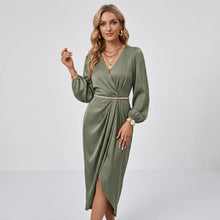 Langarm Wickelkleid mit V-Ausschnitt aus Satin in Midi Länge in Grün