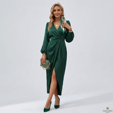 Langarm Wickelkleid mit V-Ausschnitt aus Satin in Midi Länge in Dunkelgrün