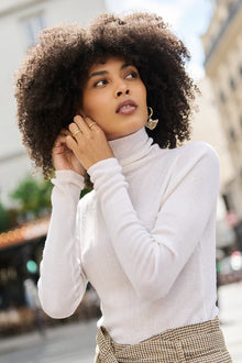 Slim-Fit Pullover aus Kaschmir-Mix mit hohem Kragen in Elfenbein