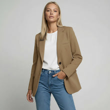 Langer Blazer für Damen mit zwei Knöpfen und Klappentaschen in einfarbigem Design in Sand