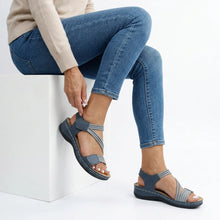 Sandaletten für Damen in flacher Form mit Riemchen und Klettverschluss in Blau