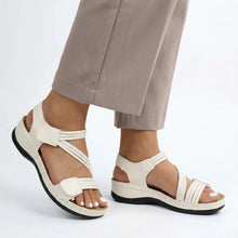 Sandaletten für Damen in flacher Form mit Riemchen und Klettverschluss in Weiß