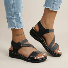 Sandaletten für Damen in flacher Form mit Riemchen und Klettverschluss in Schwarz