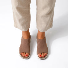 Komfort Plateau-Sandalen für Damen in bequemer Weite mit dicker Sohle und sportlichem Design in Braun