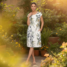 Knielanges Sommerkleid in A-Linie mit Taschen und ärmellosem Schnitt in Weiß