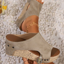 Sommerfeld | Keilsandaletten mit Nietenverzierung für Damen in Beige
