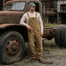 Robuste Herren-Latzhose im Workwear-Stil mit funktionalen Taschen in Braun