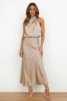 Aukje – Elegantes ärmelloses Maxikleid Aus Satin in Beige