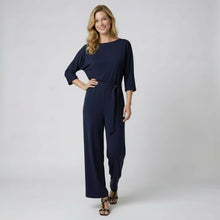 Jumpsuit für Damen mit Bindegürtel und Bootausschnitt in weiter Beinform in Blau