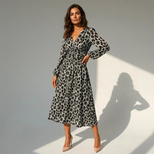 Sommerkleid mit Langarm in Midi Länge mit Leo Print in Grau